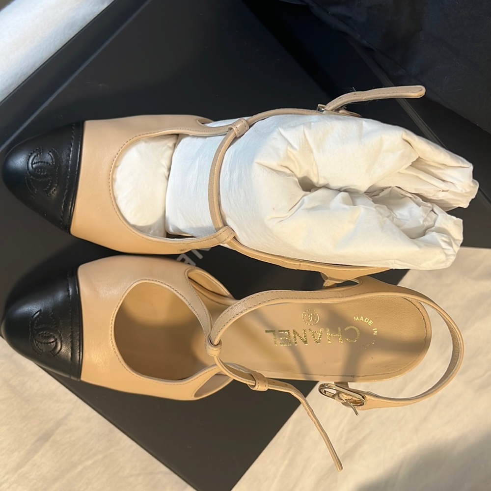 Lamb skin Chanel shoes tan and black size 40 C